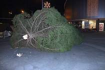 Loni vánoční strom u obchodního domu Elan spadl.