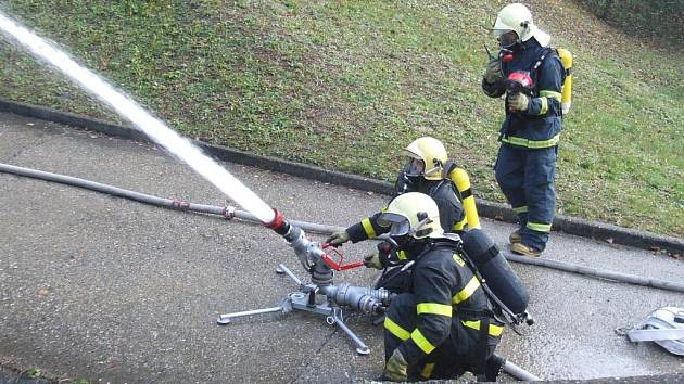 Cvičení hasičů v Horní Suché. Žhář tam měl zapálit cisternu s propan-butanem.