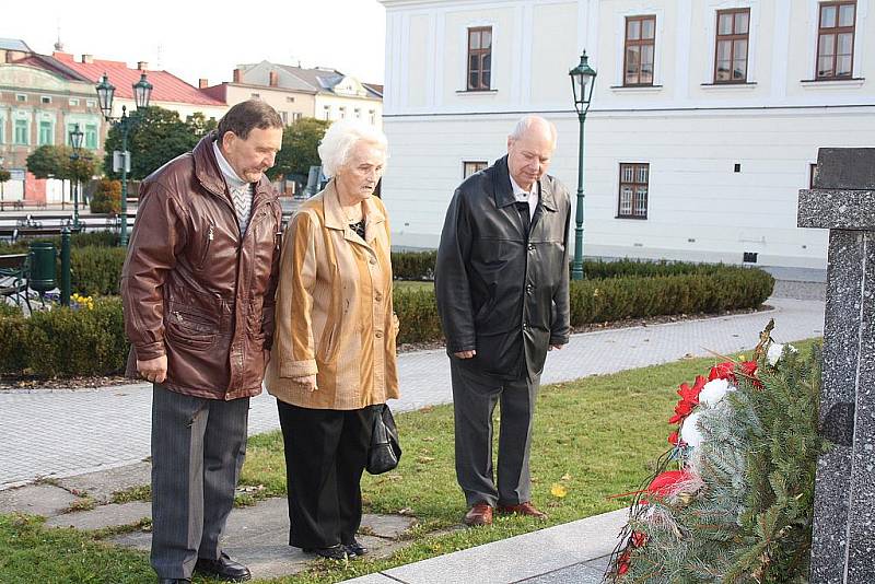 Svaz bojovníků za svobodu a představitelé Karviné v pátek 28. října dopoledne položili kytice k památníku T. G. Masaryka. 