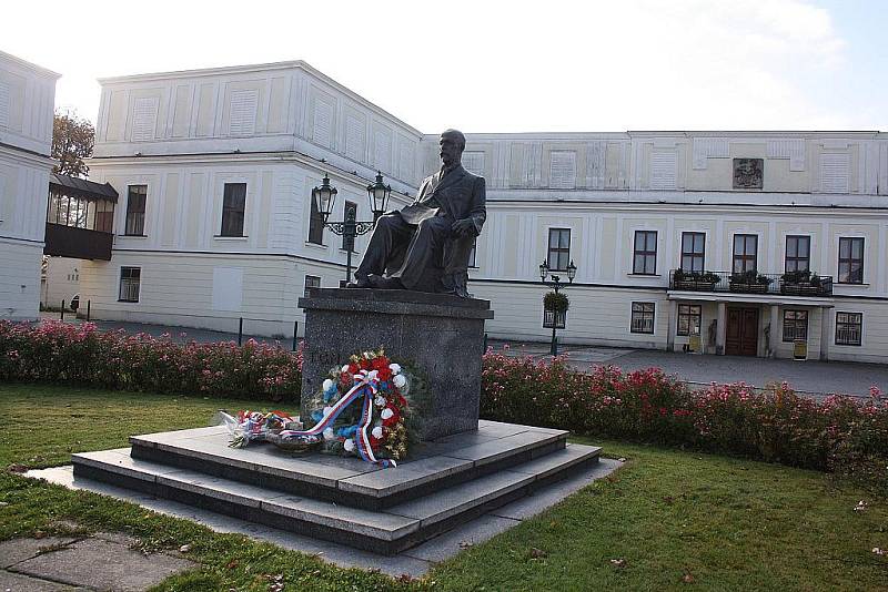 Svaz bojovníků za svobodu a představitelé Karviné v pátek 28. října dopoledne položili kytice k památníku T. G. Masaryka. 