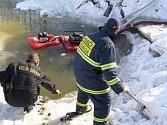 Celníci našli alkohol v rybníku. S vytažením jim pomohli hasiči