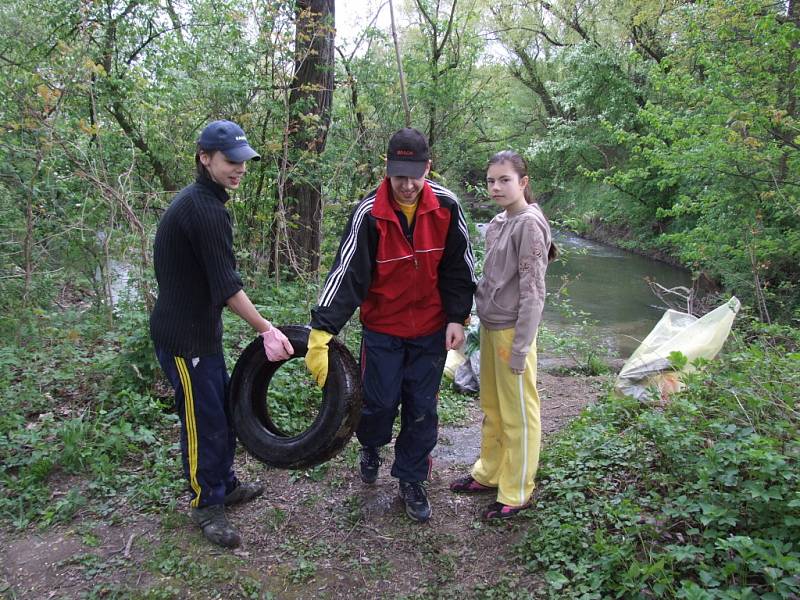 Havířovští dobrovolní hasiči při čištění řeky Lučiny