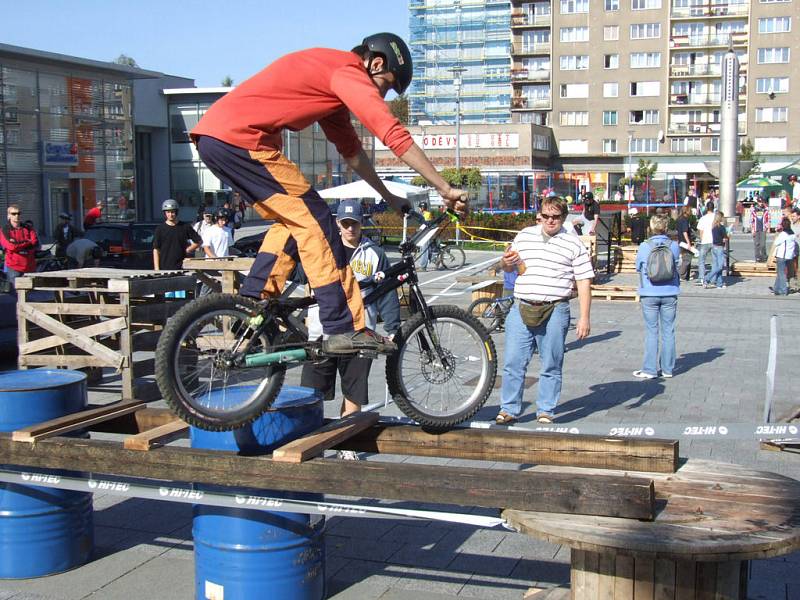 Bikeři předváděli mnohdy až neuvěřitelné kousky.