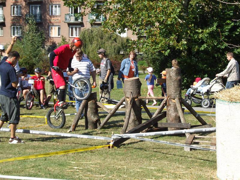 Bikeři předváděli mnohdy až neuvěřitelné kousky.