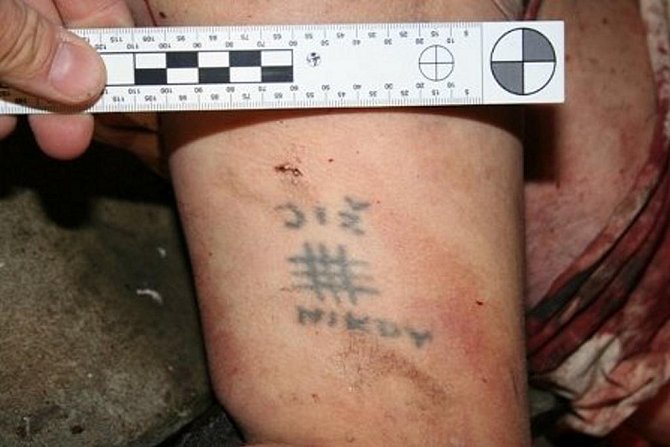 Tetování by mohlo přispět k identifikaci muže, který zemřel po srážce s vlakem.