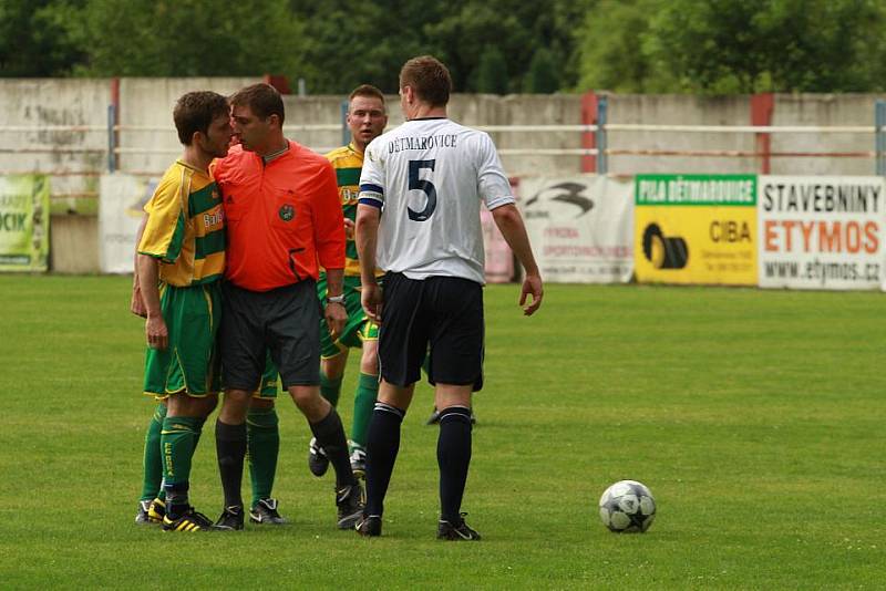 Dětmarovice (v bílém) remizovaly doma s Petřkovicemi 1:1.