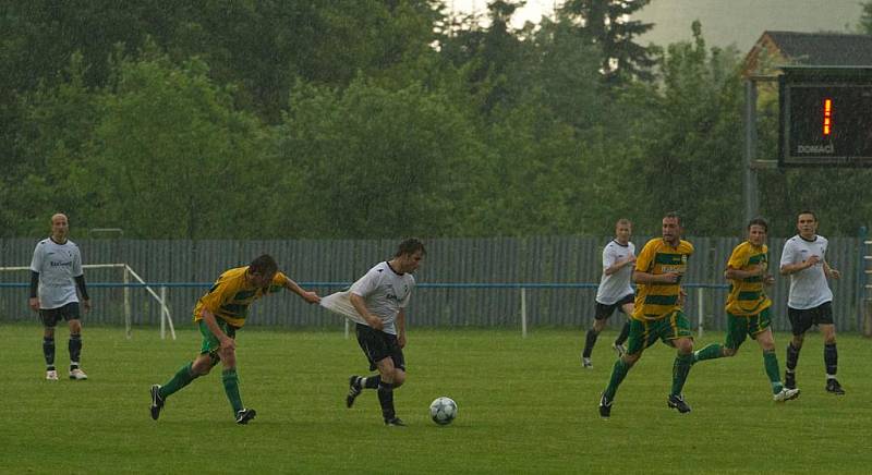 Dětmarovice (v bílém) remizovaly doma s Petřkovicemi 1:1.