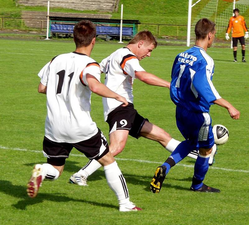 Fotbalisté Orlové (v modrém) dokázali v Novém Jičíně bodovat.