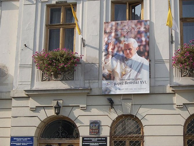 Na budově tatolické farnosti v Karviné visí velký plakát s podobiznou papeže Benedikta XIV. jako pozvání na jeho víkendovou návštěvu