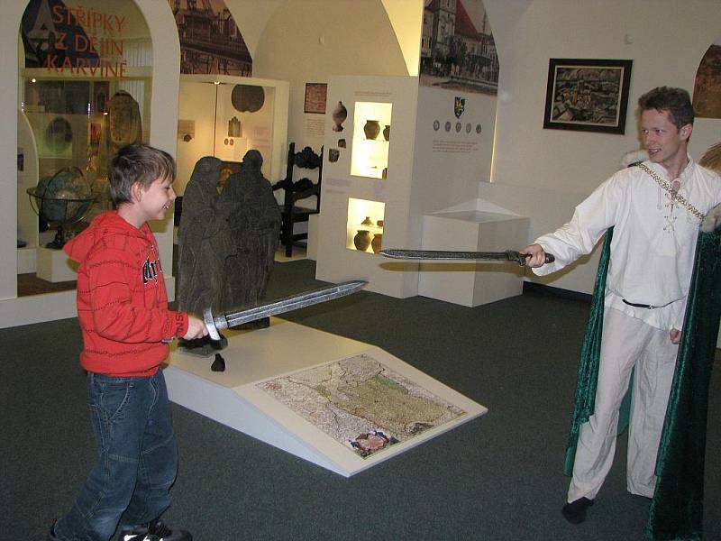 Děti si mohly vyzkoušet šermování replikami slovanských mečů.  