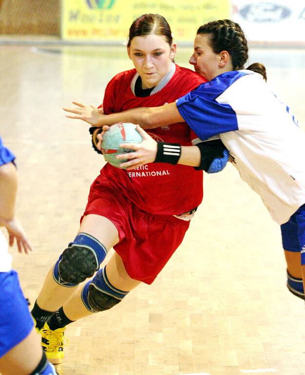 Házenkářské družstvo žen Sokola Karviná hraje druhou ligu. Na snímku Jana Sikorová (vlevo).