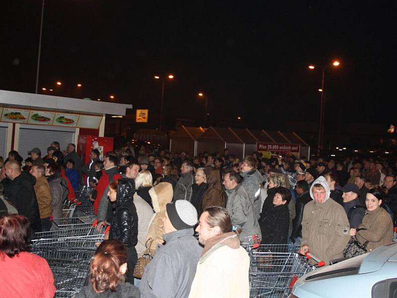 Tlačenice před havířovskými Kauflandy trvala téměř hodinu. Poté nápor značně opadl.