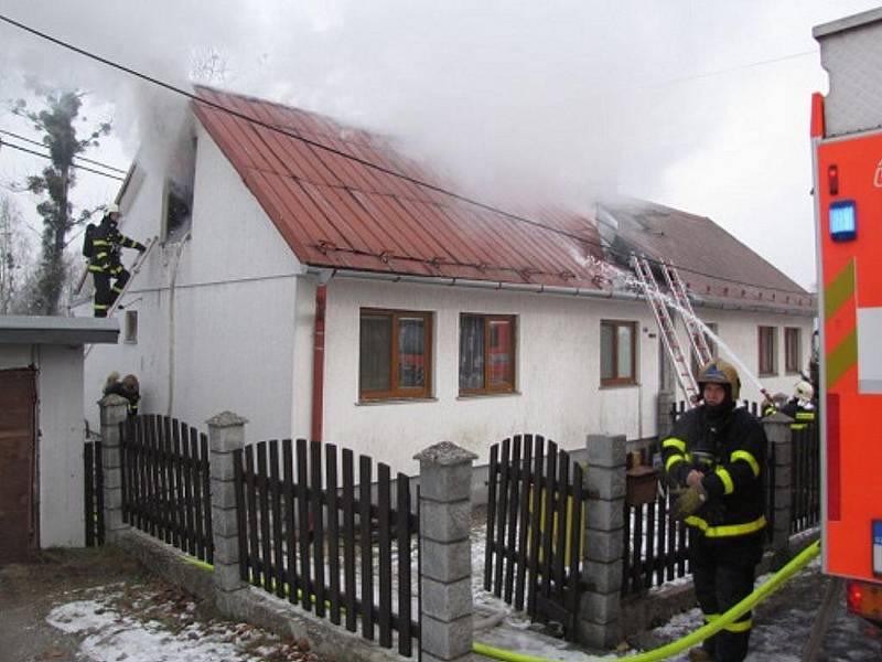 Šest jednotek hasičů bojovalo v sobotu kolem poledne v Horní Suché s požárem střechy a podkroví finského domku.