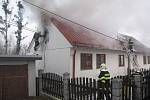 Šest jednotek hasičů bojovalo v sobotu kolem poledne v Horní Suché s požárem střechy a podkroví finského domku.