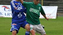 Karvinští fotbalisté (v zeleném) prohráli v pohárovém utkání s ligovou Olomoucí 0:2.