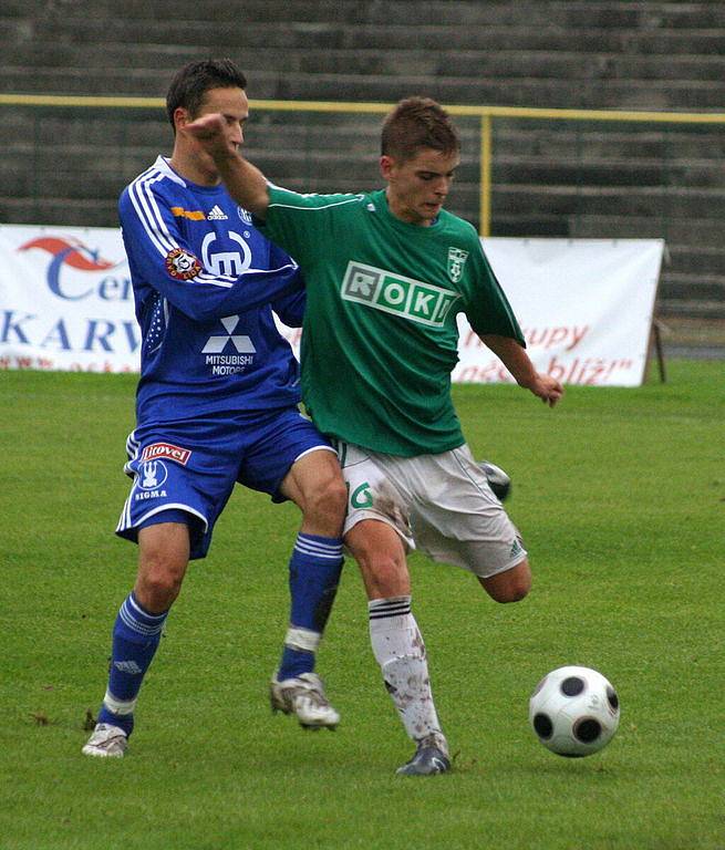 Karvinští fotbalisté (v zeleném) prohráli v pohárovém utkání s ligovou Olomoucí 0:2.