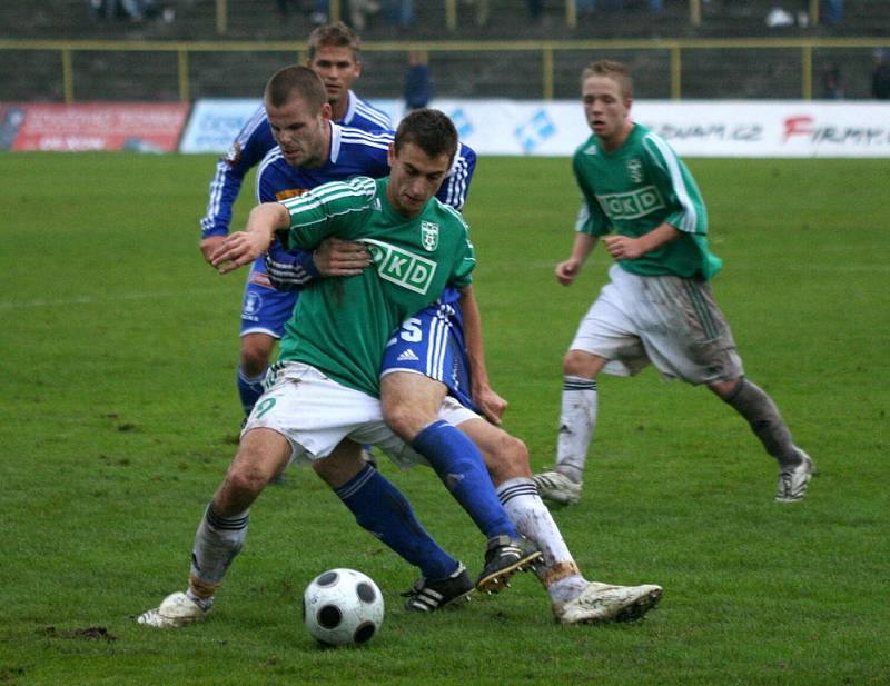 Karvinští fotbalisté (v zeleném) prohráli v pohárovém utkání s ligovou Olomoucí 0:2.