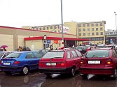 Před polskými hypermarkety jsou velmi často vidět automobily s českými či slovenskými poznávacími značkami. 