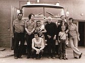 Snímek z roku 1980: uprostřed v černé košili velitel sboru Jiří Vaněk. V náručí babičky Zdeňky Vaňkové je tehdy roční Jaroslav Svoboda, dnešní velitel jednotky.