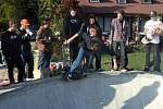 Skateboardisti si postavili nové koryto u Těrlické přehrady
