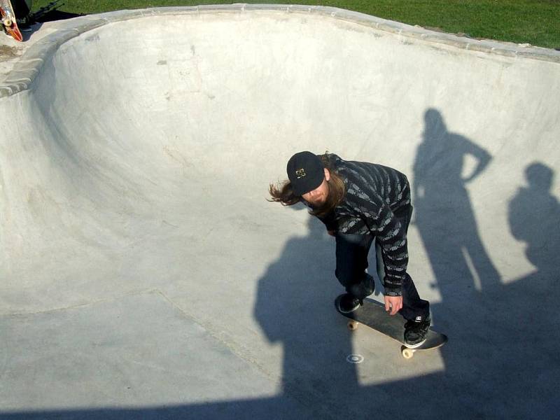 Skateboardisti si postavili nové koryto u Těrlické přehrady