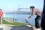 Skateboardisti si postavili nové koryto u Těrlické přehrady