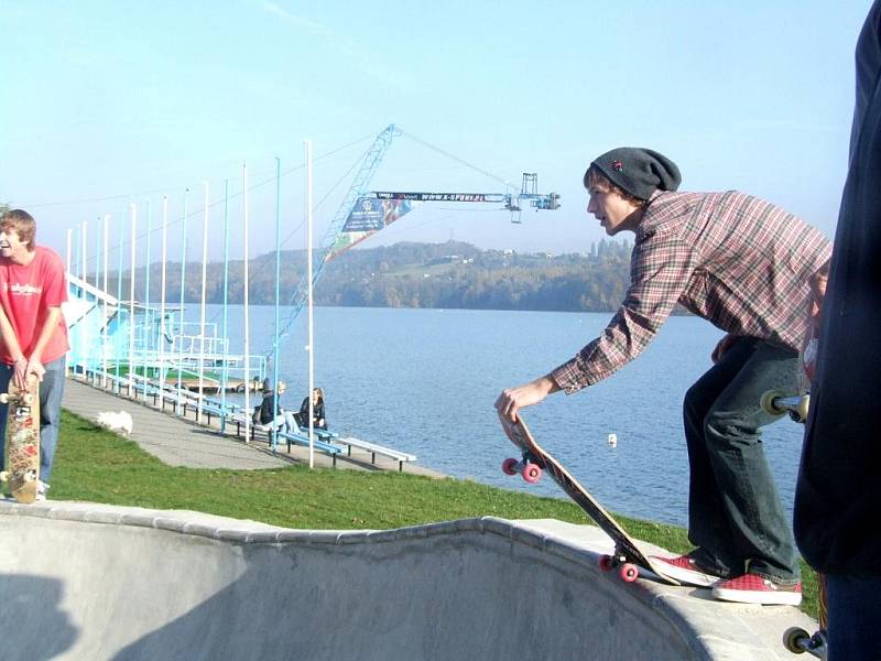 Skateboardisti si postavili nové koryto u Těrlické přehrady