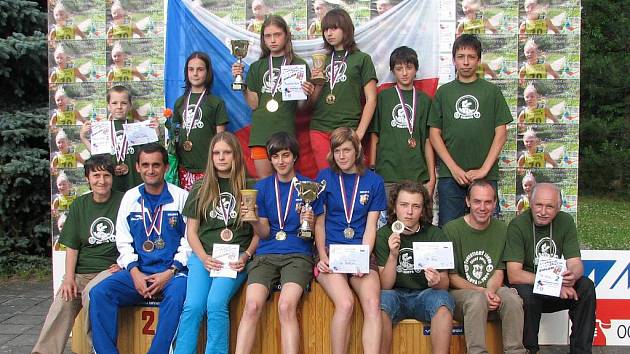 Úspěšní členové KČT Orlová na MČR. Dolní řada zleva: trenérka Vilhelmová, Vilhelm ml., Loučímová, Fidlerová, Štorková, Podlesný, Kohut a trenér Vilhelm st. Nad nimi stojí zleva Ondika, Zázvorková, Gencová, Ferdiánová, Genco a Novotný.