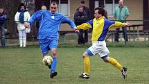 Okresní derby v I.A třídě mezi Stonavou a Albrechticemi (v modrém) vyhráli hosté.