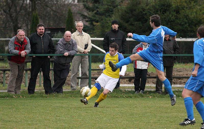 Okresní derby v I.A třídě mezi Stonavou a Albrechticemi (v modrém) vyhráli hosté.