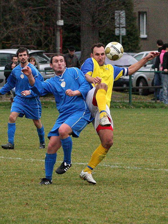 Okresní derby v I.A třídě mezi Stonavou a Albrechticemi (v modrém) vyhráli hosté.