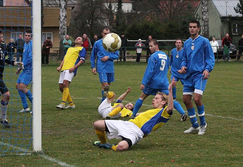 Okresní derby v I.A třídě mezi Stonavou a Albrechticemi (v modrém) vyhráli hosté.