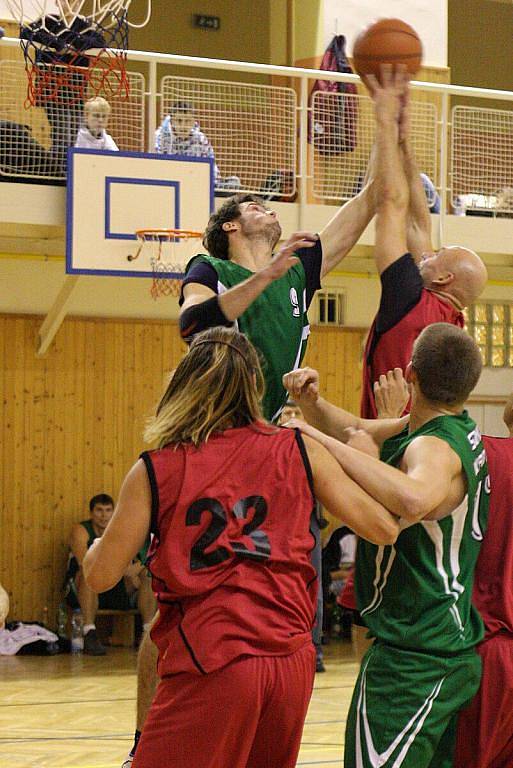 Basketbalisté Karviné (zelené dresy) zdolali v derby Orlovou.