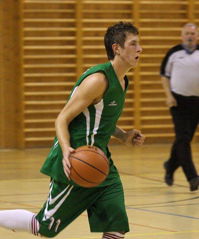 Basketbalisté Karviné (zelené dresy) zdolali v derby Orlovou.