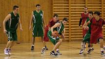 Basketbalisté Karviné (zelené dresy) zdolali v derby Orlovou.