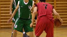 Basketbalisté Karviné (zelené dresy) zdolali v derby Orlovou.