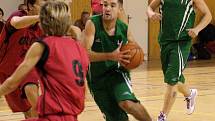 Basketbalisté Karviné (zelené dresy) zdolali v derby Orlovou.