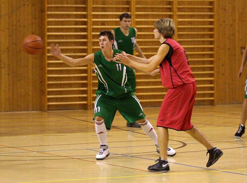 Basketbalisté Karviné (zelené dresy) zdolali v derby Orlovou.