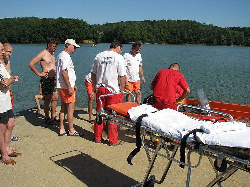 K tonoucímu plavci v Těrlické přehradě byli v sobotu odpoledne voláni vodní i pozemní záchranáři. Jak se ukázalo, nešlo o tonoucího, ale o zraněného.