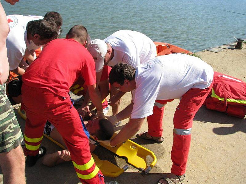 K tonoucímu plavci v Těrlické přehradě byli v sobotu odpoledne voláni vodní i pozemní záchranáři. Jak se ukázalo, nešlo o tonoucího, ale o zraněného.