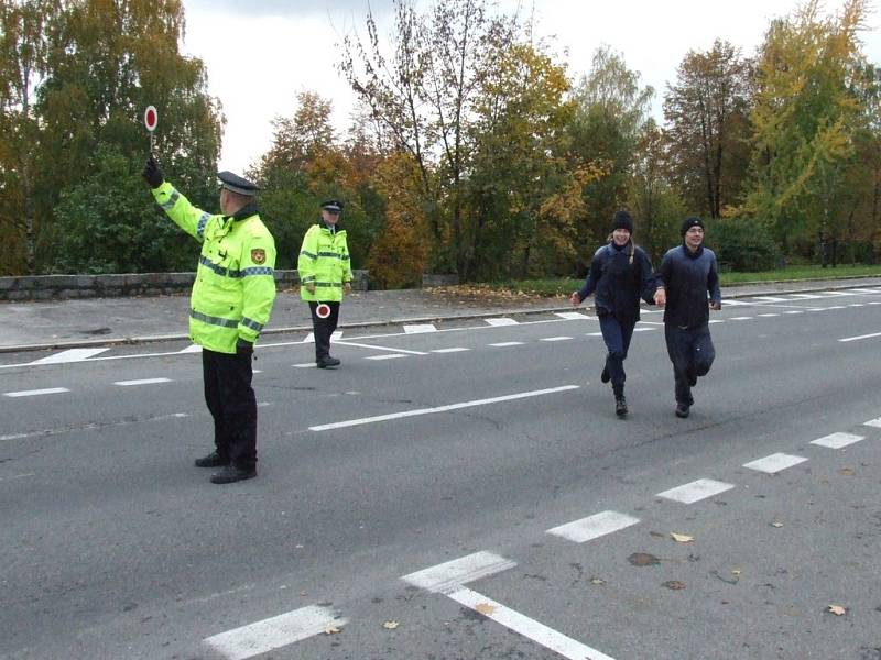 Bezpečné zdolání ulice Na Nábřeží pomohli zajistit strážníci městské policie.