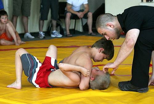 Na snímku zápolí jednotlivé dvojice v disciplíně grappling