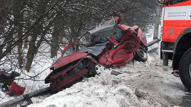 Tragická nehoda v Karviné-Loukách, kde kamion doslova sešrotoval osobní vůz Renault Thalia.