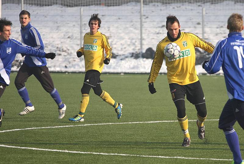 Druholigoví fotbalisté Karviné (ve žlutém) se rozešli v další přípravě smírně s Frýdkem-Místkem.