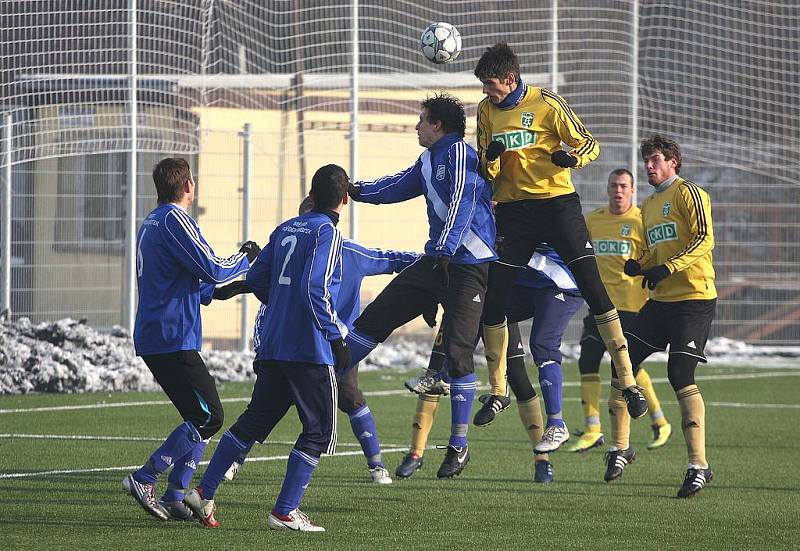 Druholigoví fotbalisté Karviné (ve žlutém) se rozešli v další přípravě smírně s Frýdkem-Místkem.