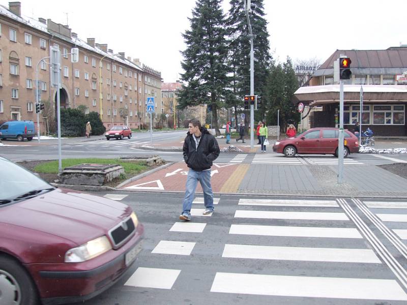 Chůzi na červenou kontrolují strážníci.