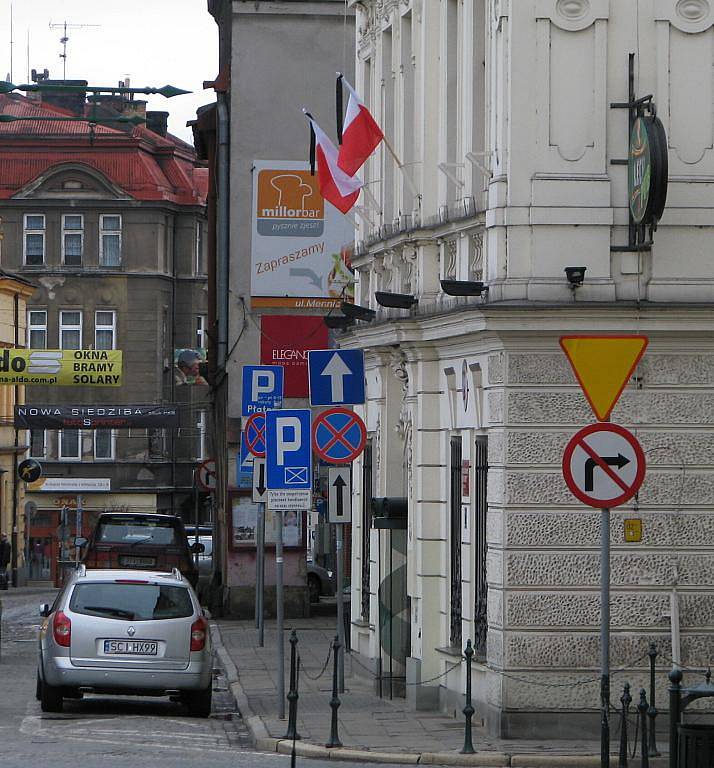 V polském Cieszynie vlají na počest zesnulého prezidenta Lecha Kaczyńského a dalších obětí letecké katastrofy vlajky na půl žerdi nebo ověšené černou stuhou.