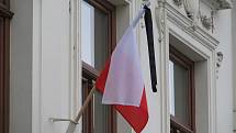 V polském Cieszynie vlají na počest zesnulého prezidenta Lecha Kaczyńského a dalších obětí letecké katastrofy vlajky na půl žerdi nebo ověšené černou stuhou.