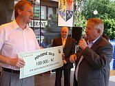 Starosta Dolní Lutyně Pavel Buzek (vlevo) přebírá z rukou orlovského kolegy Jiřího Michalíka šek na 100 tisíc korun.
