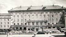 Pohled na Společenský dům Lučina kolem roku 1960 od kina Radost.